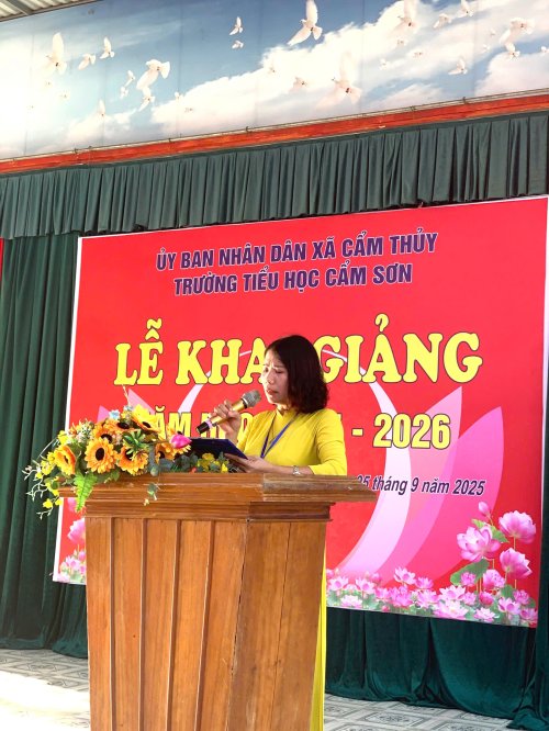 C&ocirc; Ng&ocirc; Thị Hương ph&aacute;t biểu trong lễ khai giảng.jpg