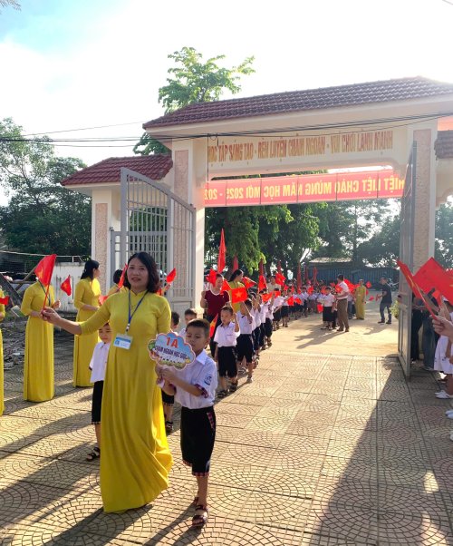 C&ocirc; Ng&ocirc; Thị Hương Đ&oacute;n học sinh lớp 1 tại cổng trường.jpg