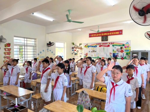 C&aacute;c em học sinh thực hiện nghi lễ ch&agrave;o cờ trực tuyến tại lớp học.jpg