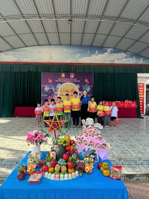 Thu&yacute; trao qu&agrave;.jpg