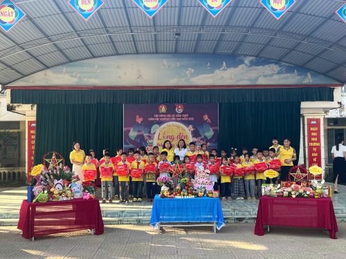 Bưu điện trao qu&agrave;.jpg