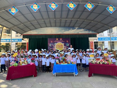 Ảnh trao mũ bảo hiểm.jpg