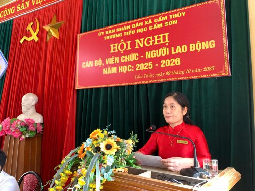 đ.c hưng phat biểu thảo luận.jpg