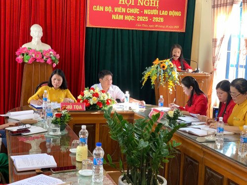 D.c Huyền ph&aacute;t biểu.jpg