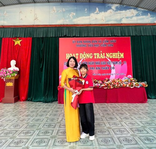 học sinh tặng hoa.jpg