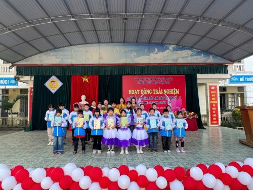 tặng qu&agrave; cho học sinh.jpg