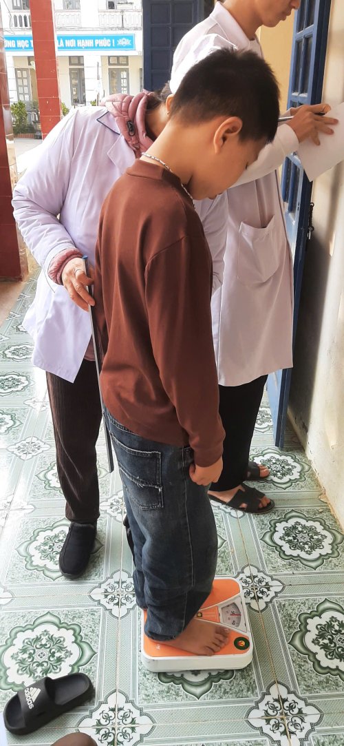 c&acirc;n nặng  học sinh.jpg