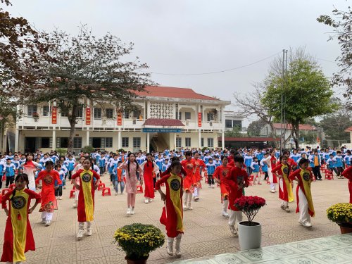 Ti&ecirc;t mục m&uacute;a h&aacute;t s&acirc;n trường.jpg