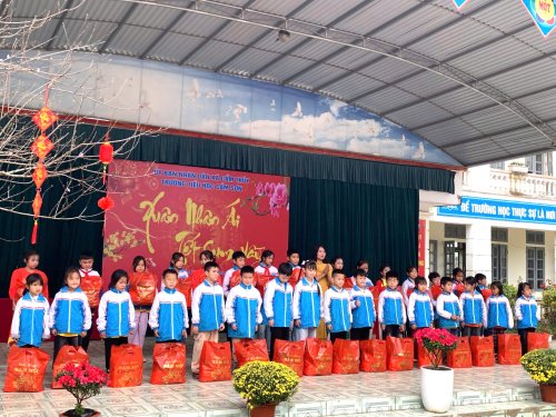 Trao qu&agrave; tết sum vầy.jpg