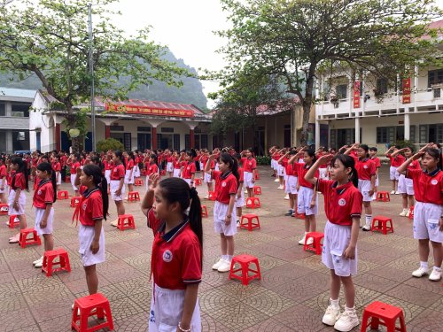 ảnh to&agrave;n trường ch&agrave;o cờ to&agrave;n trường 26.3.jpg