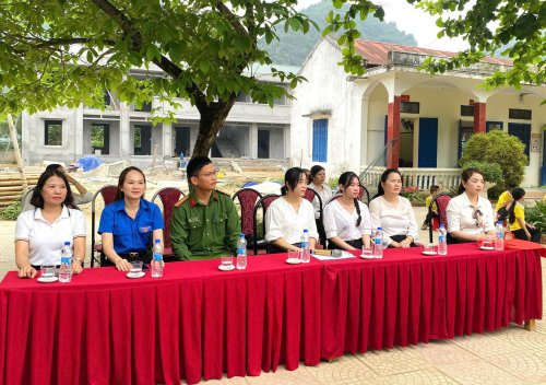 ảnh c&aacute;c đồng ch&iacute; tham gia buổi tuy&ecirc;n truyền..jpg