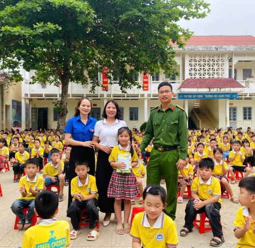 trao qu&agrave; cho hs pccc 2.jpg