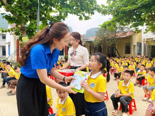 trao qu&agrave; cho hs pccc 3.jpg