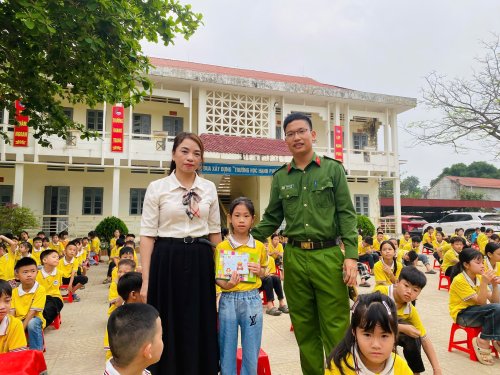 trao qu&agrave; cho hs pccc 4.jpg